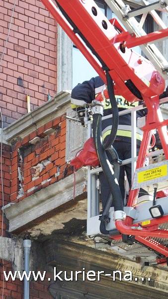 Oberwała się dolna część balkonu i spadła na chodnik