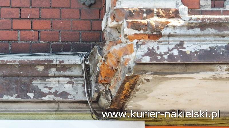 Oberwała się dolna część balkonu i spadła na chodnik