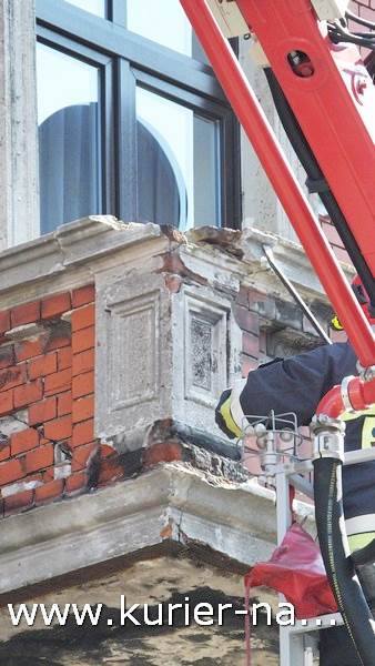 Oberwała się dolna część balkonu i spadła na chodnik