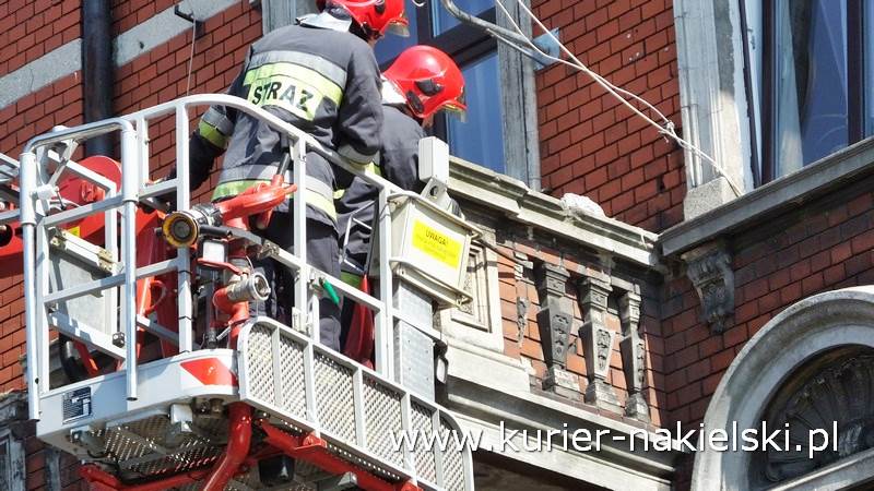 Oberwała się dolna część balkonu i spadła na chodnik