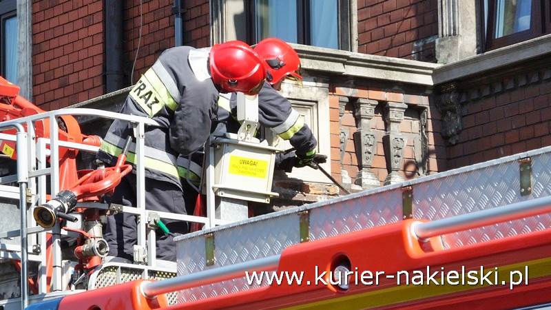 Oberwała się dolna część balkonu i spadła na chodnik