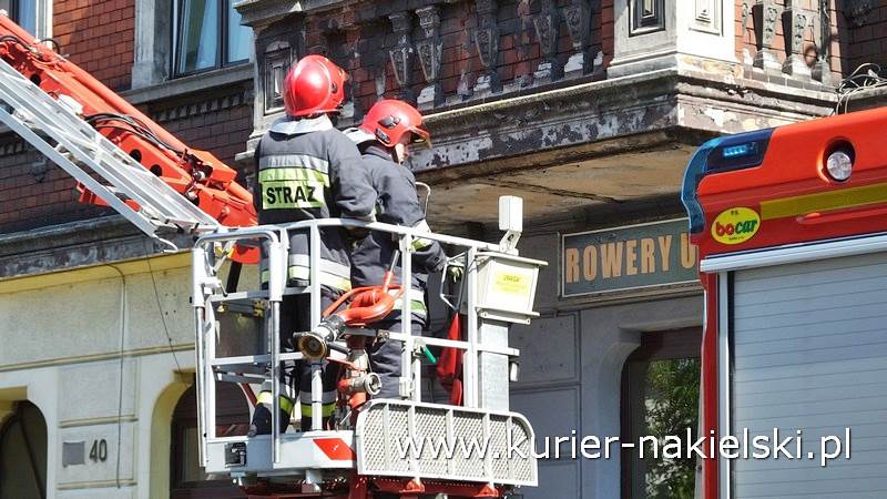 Oberwała się dolna część balkonu i spadła na chodnik
