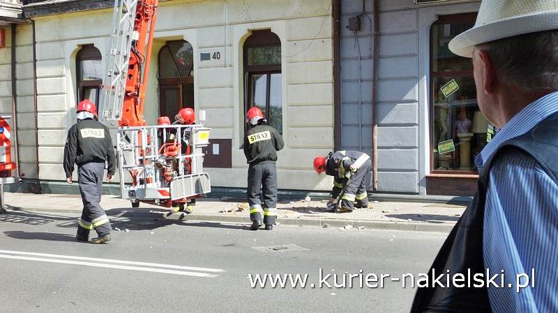 Oberwała się dolna część balkonu i spadła na chodnik