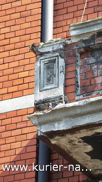 Oberwała się dolna część balkonu i spadła na chodnik