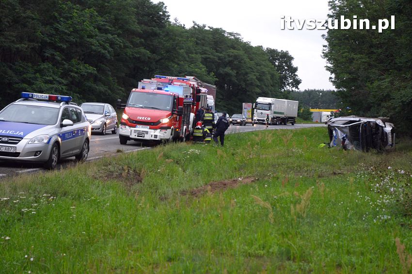 Policyjna Kia Ceed dachowała na krajowej piątce