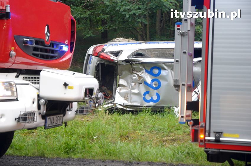 Policyjna Kia Ceed dachowała na krajowej piątce