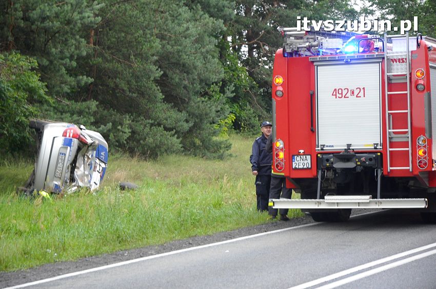 Policyjna Kia Ceed dachowała na krajowej piątce