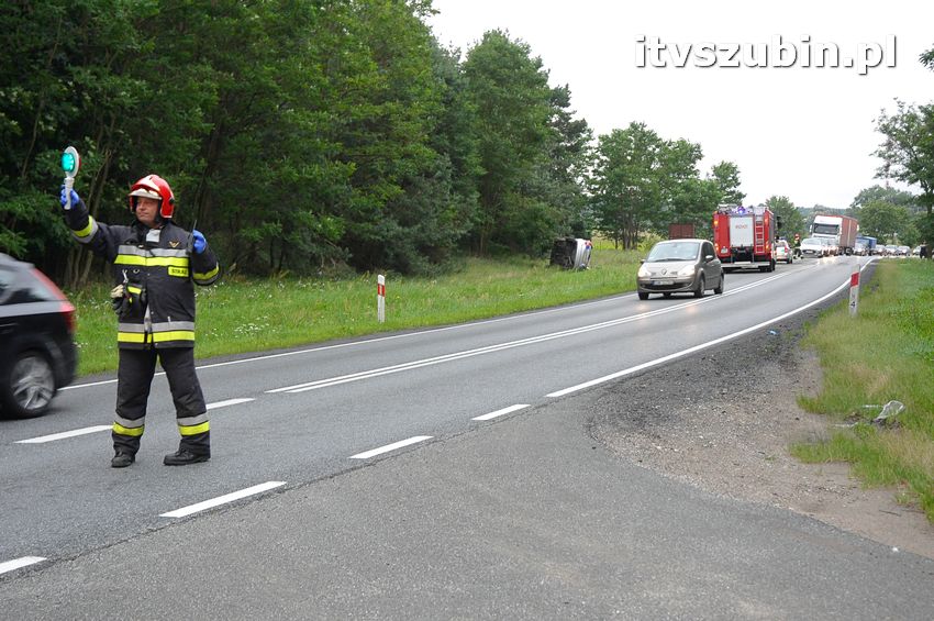 Policyjna Kia Ceed dachowała na krajowej piątce