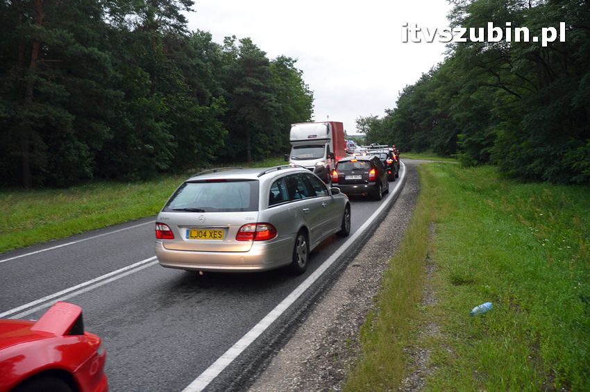Policyjna Kia Ceed dachowała na krajowej piątce
