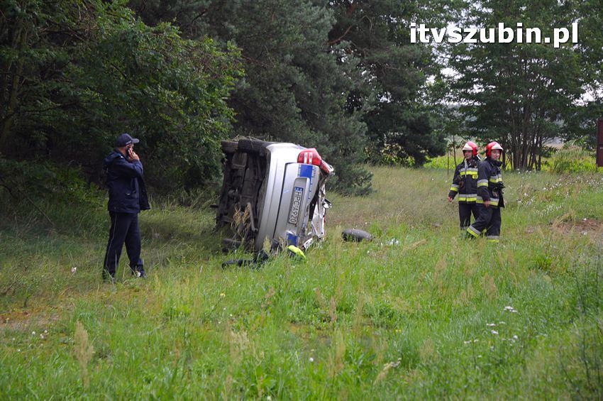 Policyjna Kia Ceed dachowała na krajowej piątce