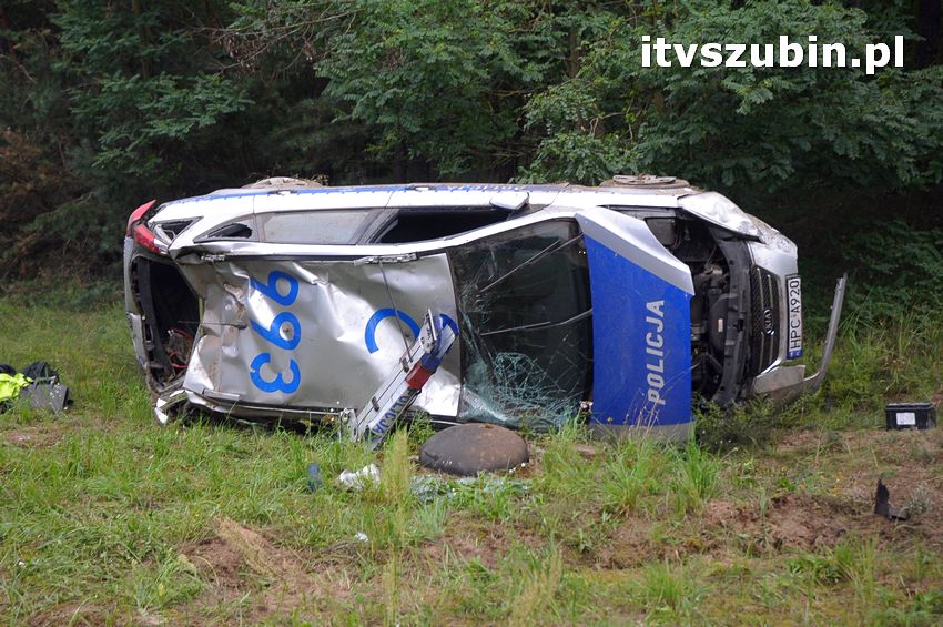 Policyjna Kia Ceed dachowała na krajowej piątce