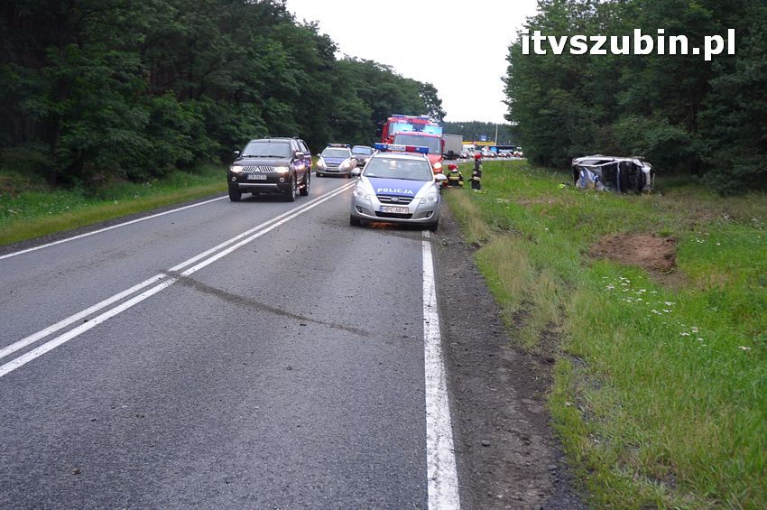 Policyjna Kia Ceed dachowała na krajowej piątce