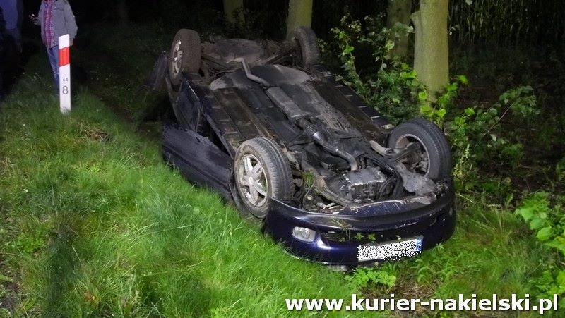 Dachowanie samochodu osobowego pod Chrząstowem