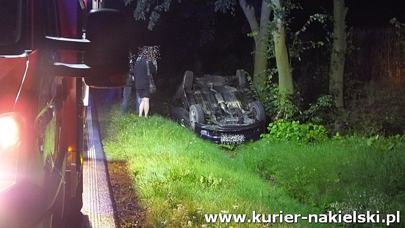 Dachowanie samochodu osobowego pod Chrząstowem