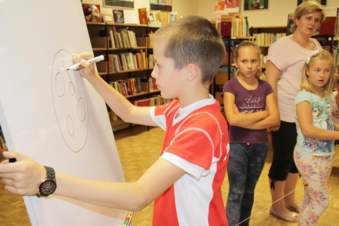 Letnia noc w bibliotece