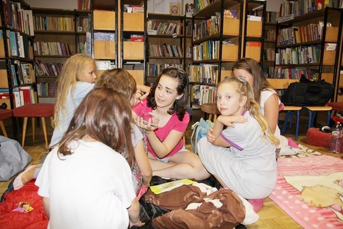 Letnia noc w bibliotece