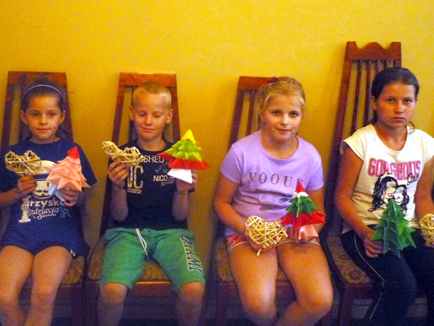 Mali artyści w bibliotece w Słonawach