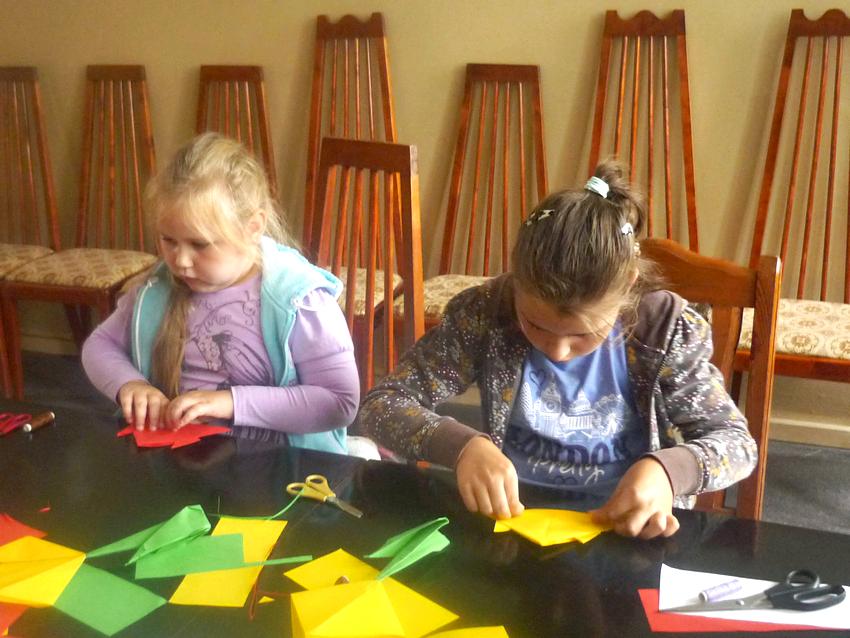 Mali artyści w bibliotece w Słonawach