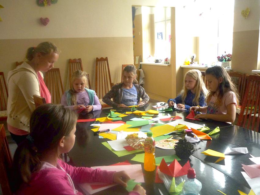 Mali artyści w bibliotece w Słonawach