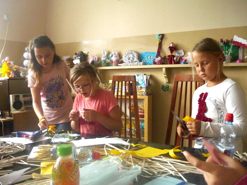 Mali artyści w bibliotece w Słonawach