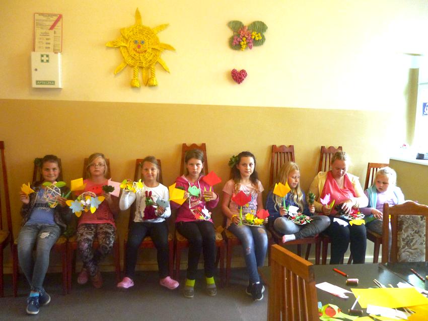 Mali artyści w bibliotece w Słonawach