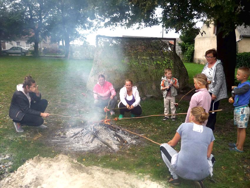 Mali artyści w bibliotece w Słonawach