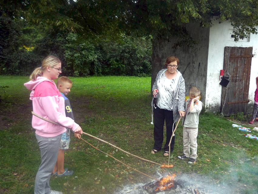 Mali artyści w bibliotece w Słonawach