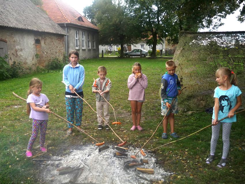 Mali artyści w bibliotece w Słonawach