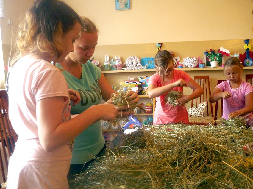 Mali artyści w bibliotece w Słonawach