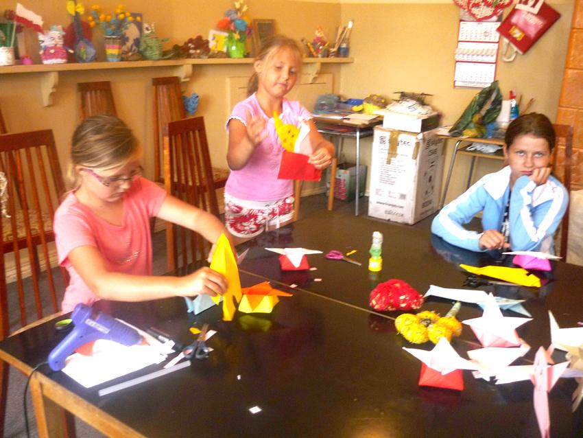 Mali artyści w bibliotece w Słonawach