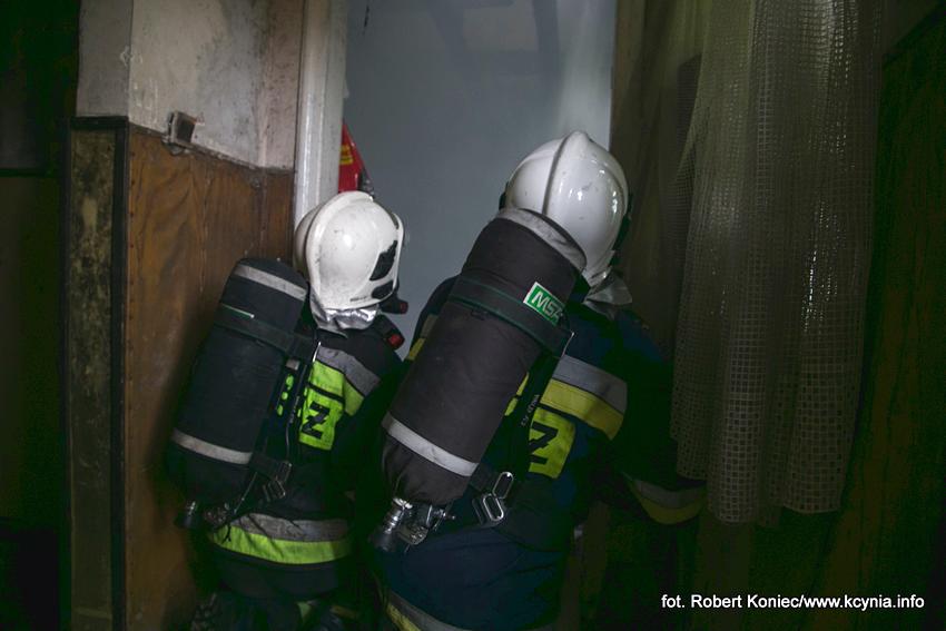 Policjanci wyciągnęli go z płonącego budynku