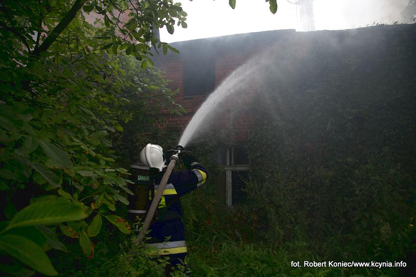 Policjanci wyciągnęli go z płonącego budynku