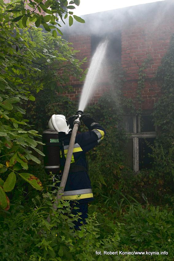 Policjanci wyciągnęli go z płonącego budynku
