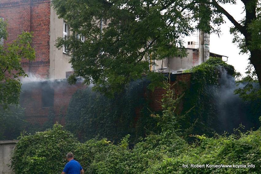 Policjanci wyciągnęli go z płonącego budynku