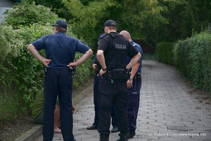 Policjanci wyciągnęli go z płonącego budynku