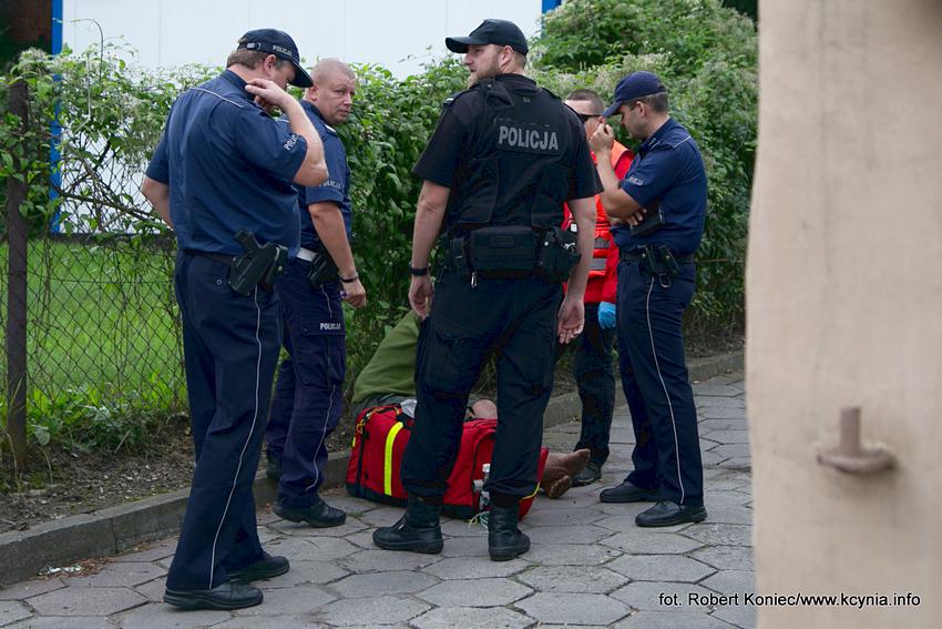 Policjanci wyciągnęli go z płonącego budynku
