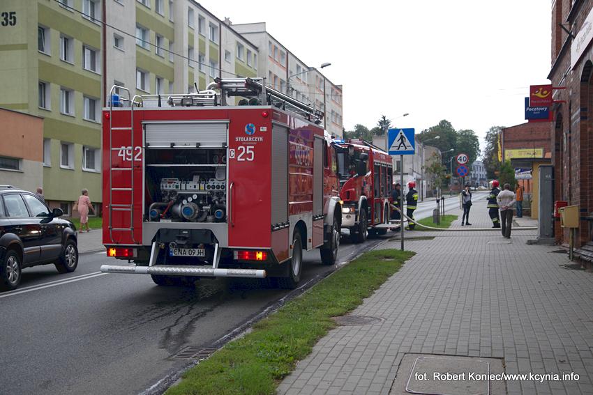 Policjanci wyciągnęli go z płonącego budynku