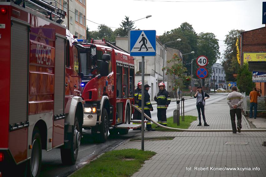 Policjanci wyciągnęli go z płonącego budynku