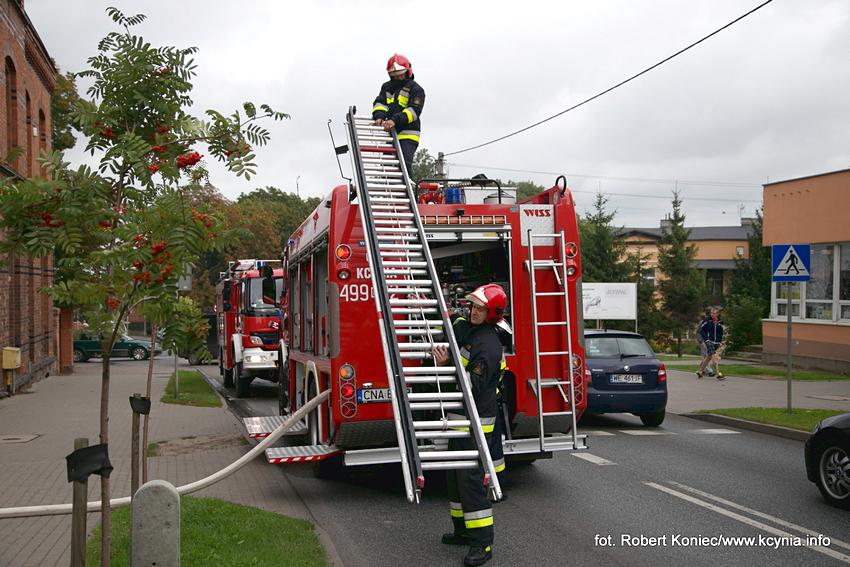 Policjanci wyciągnęli go z płonącego budynku
