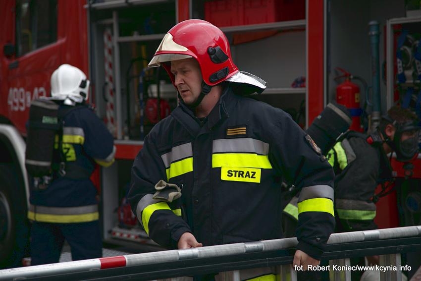 Policjanci wyciągnęli go z płonącego budynku