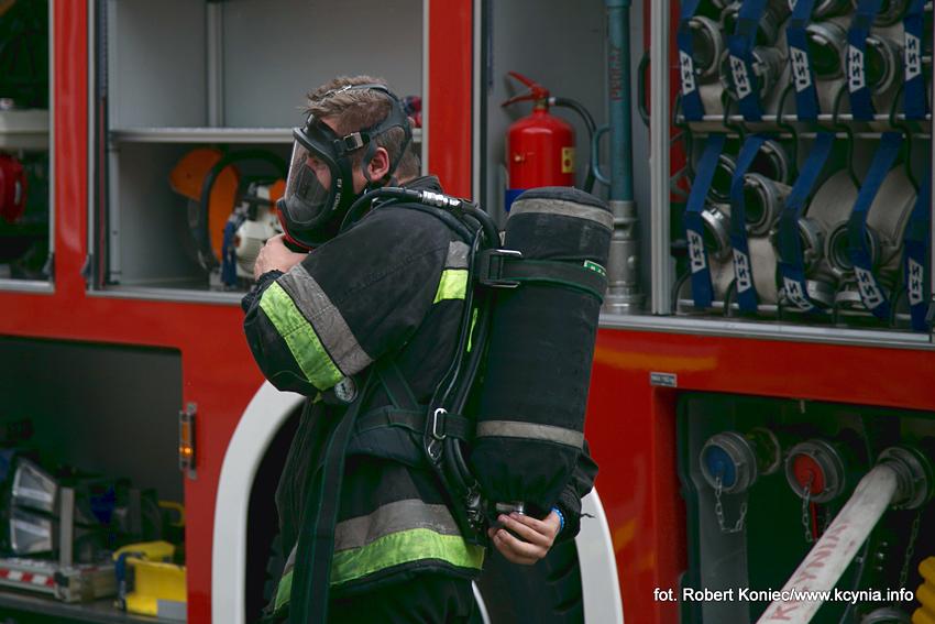 Policjanci wyciągnęli go z płonącego budynku