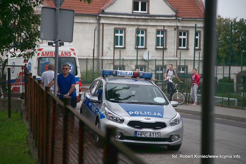 Policjanci wyciągnęli go z płonącego budynku