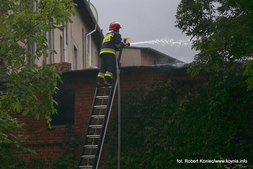Policjanci wyciągnęli go z płonącego budynku