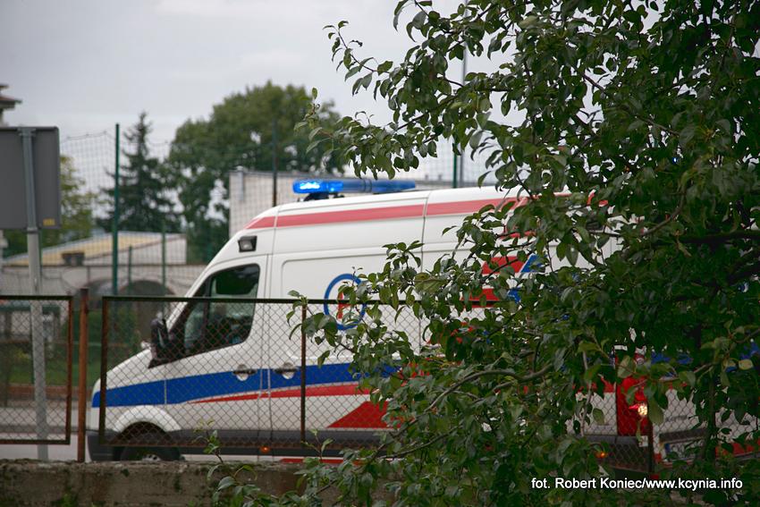 Policjanci wyciągnęli go z płonącego budynku