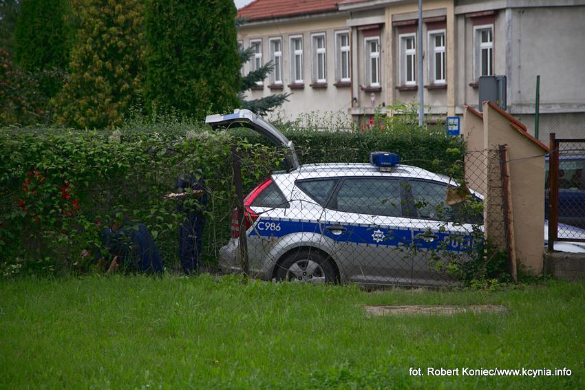 Policjanci wyciągnęli go z płonącego budynku