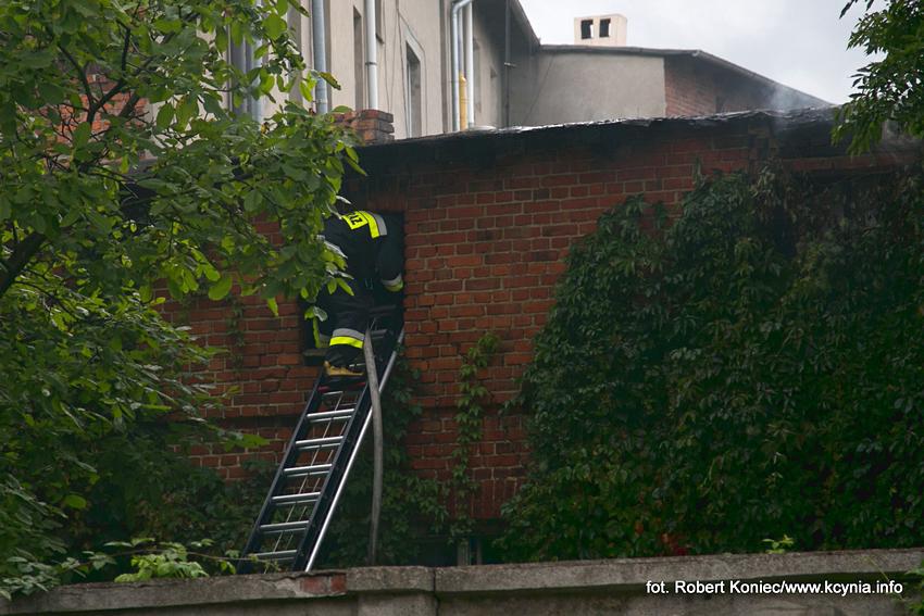 Policjanci wyciągnęli go z płonącego budynku