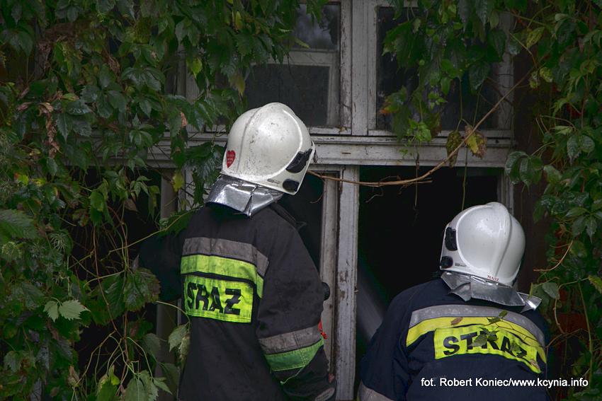 Policjanci wyciągnęli go z płonącego budynku