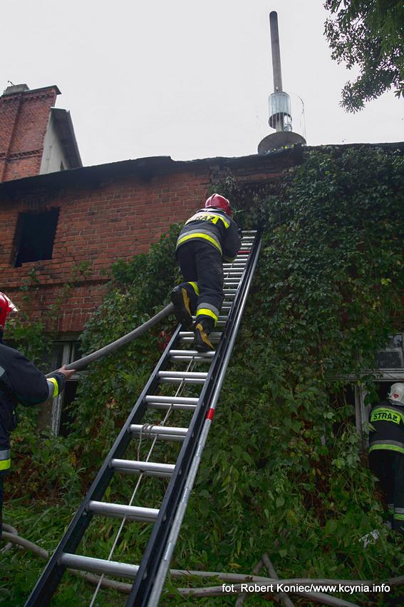 Policjanci wyciągnęli go z płonącego budynku
