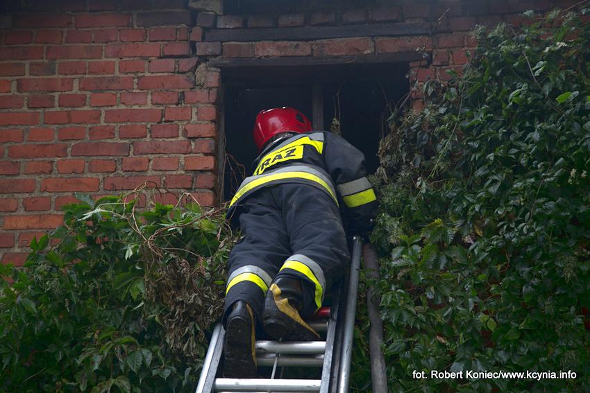 Policjanci wyciągnęli go z płonącego budynku