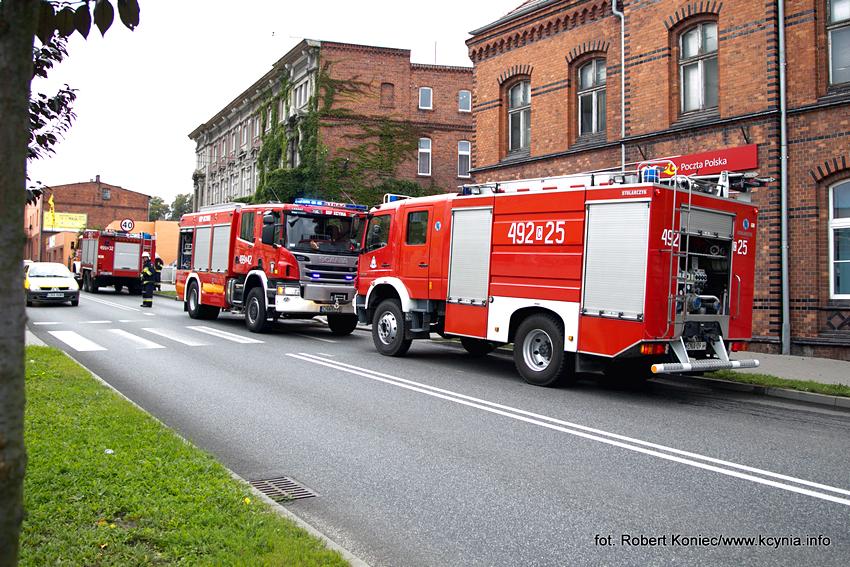 Policjanci wyciągnęli go z płonącego budynku